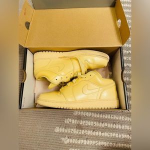 Girls Air Jordan 1 Phat Low 5Y pastel yellow
